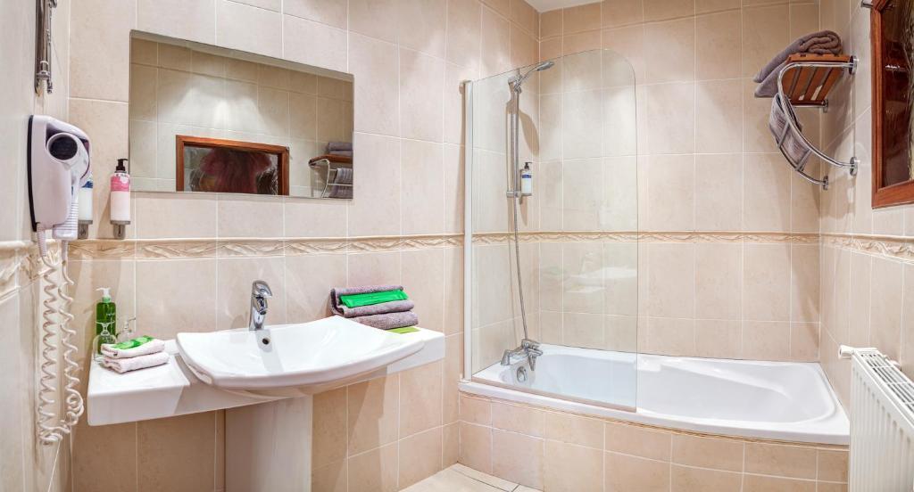 Hotel Les Remparts Mirepoix  Room photo